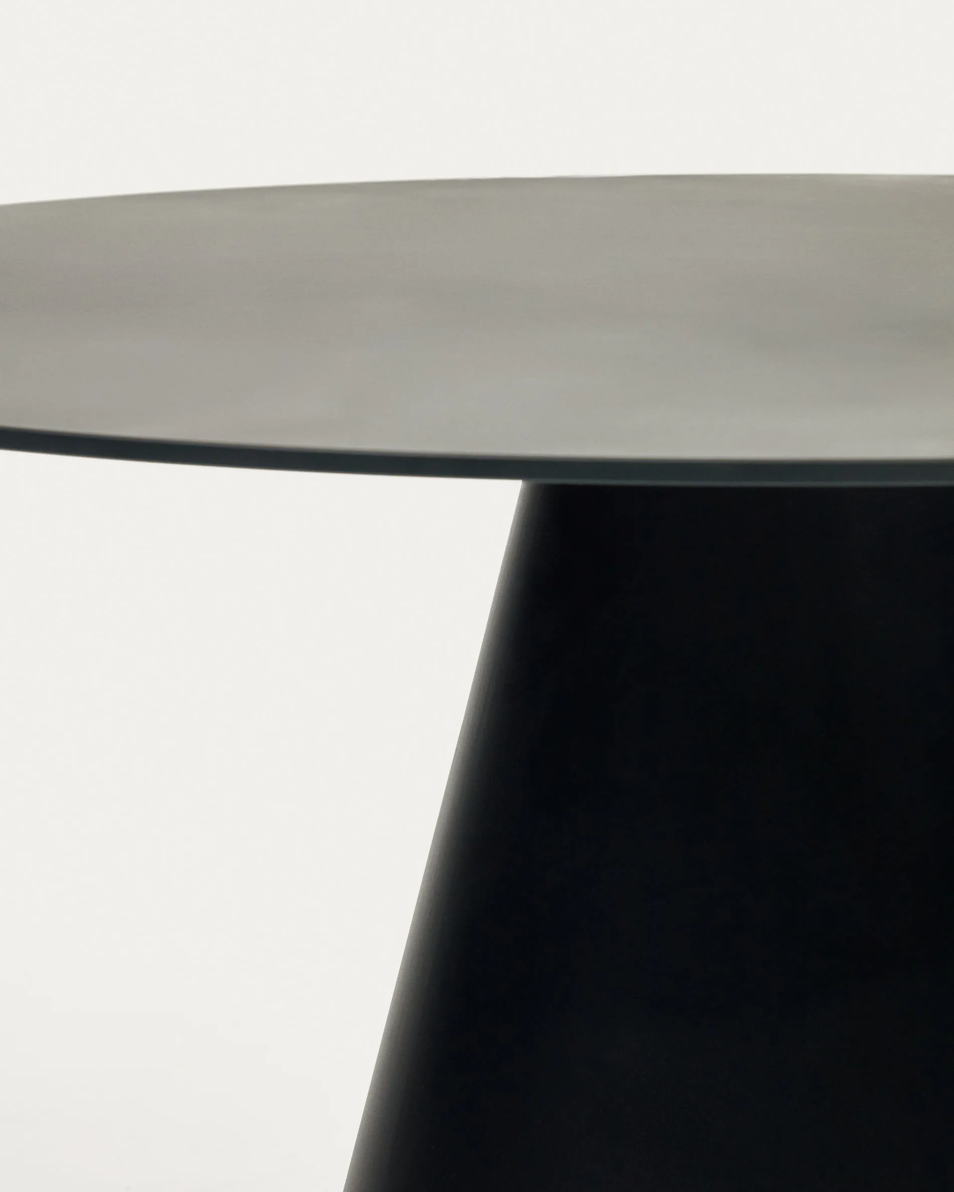 Журнальный столик La Forma Wilshire закаленное стекло и матовый черный металл 120 см 160562