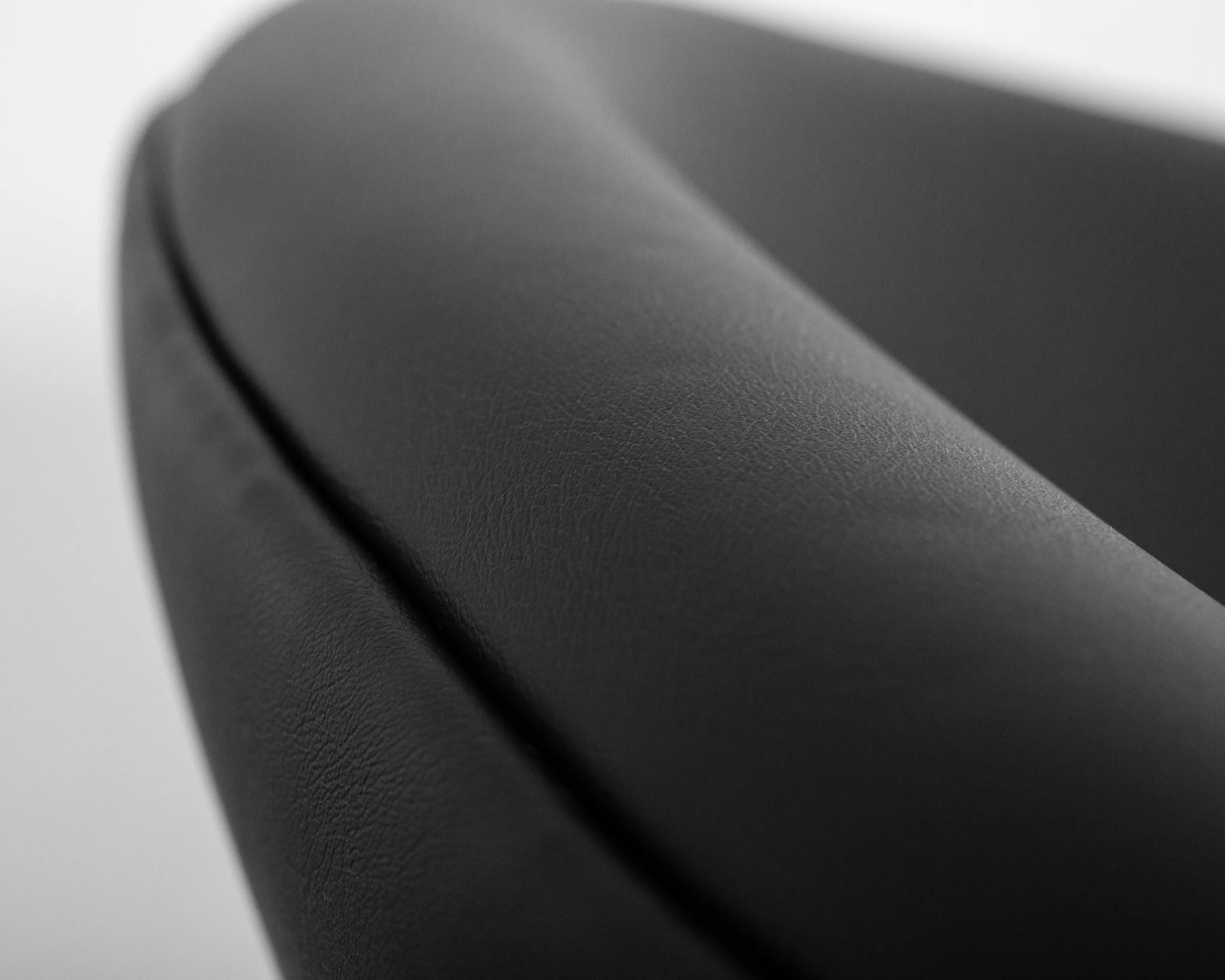 Кресло дизайнерское DOBRIN EMILY черный винил YP16, золотое основания