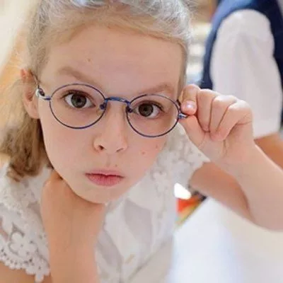 Наклон парты или очки: что вы выберете для своего ребенка?