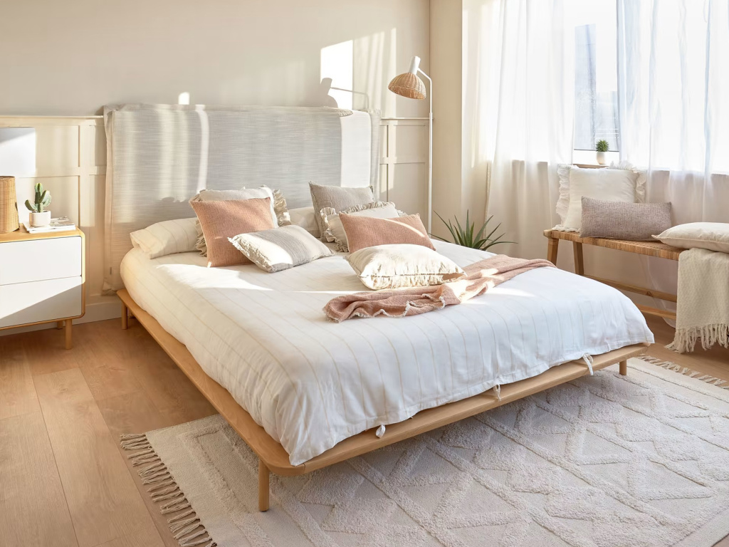 двуспальная кровать в стиле джапанди