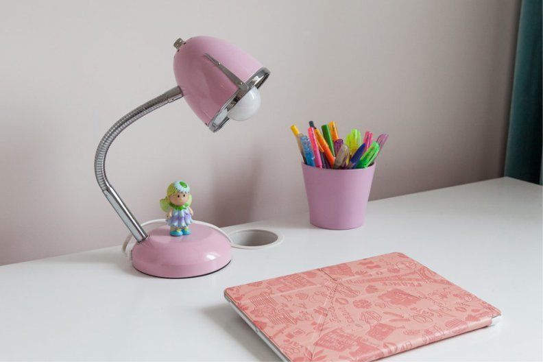 Настольная-лампа-на-детском-рабочем-столе.jpg
